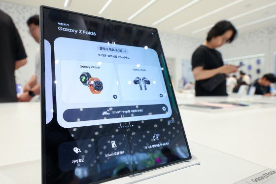 11일 서울 마포구 삼성스토어 홍대 갤럭시 스튜디오에서 시민들이 갤럭시 폴드6를 살펴보고 있다. 뉴스1
