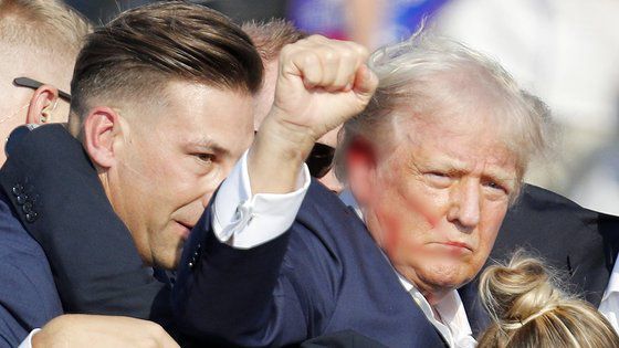 13일(현지시간) 펜실베이니아주 버틀러의 버틀러 팜 쇼에서 열린 선거 행사에서 발생한 총격 사고로 부상을 입은 사람이 긴급 호송되고 있다. 이날 사고로 트럼프 전 대통령은 오른쪽 귀 부분에 총상을 입었고, 지지자 1명이 사망하고 2명이 부상을 입었다. AFP=연합뉴스