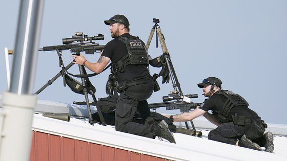 공화당 대선 후보인 도널드 트럼프 전 대통령이 13일(현지시간) 펜실베이니아주 버틀러에서 열린 선거 유세에서 총상을 입은 뒤 비밀경호국 요원들에게 둘러싸여 현장을 빠져나가고 있다. AP=연합뉴스