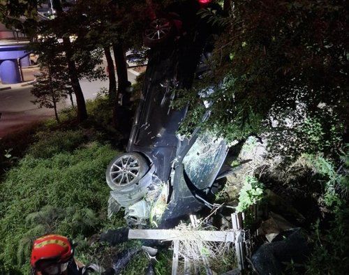 인천 고가교서 추락한 음주운전 차량. 사진 인천소방본부 제공