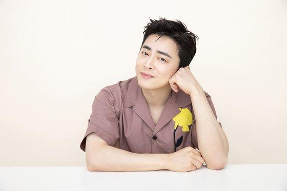 영화 '파일럿'에서 '한정미'로 변장한 한정우(조정석, 왼쪽)가 남자란 걸 숨기고 가까워진 동료 파일럿 슬기(이주명)과 나이트클럽에서 즐거운 한때를 보내고 있다. 그는 슬기를 '언니'라며 따른다. 사진 롯데엔터테인먼트