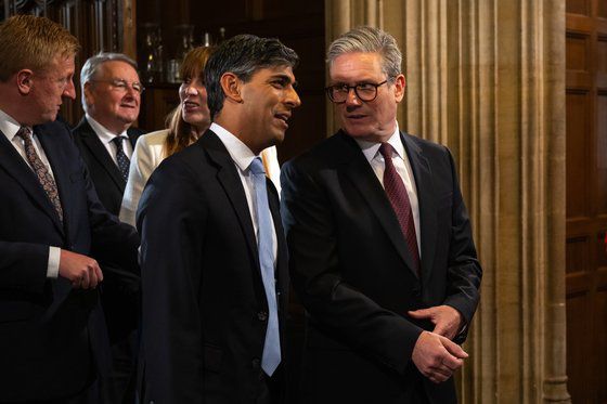 리시 수낵 전 영국 총리(왼쪽)와 키어 스타머 영국 총리(오른쪽). EPA=연합뉴스