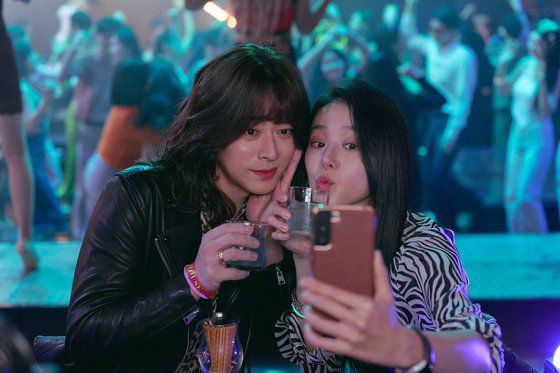 새로 취직한 항공사에서 '한정미 부기장'으로서 비행기를 운항하던 정수는 갑작스런 사고로 국민 영웅에 등극한다. 사진 롯데엔터테인먼트