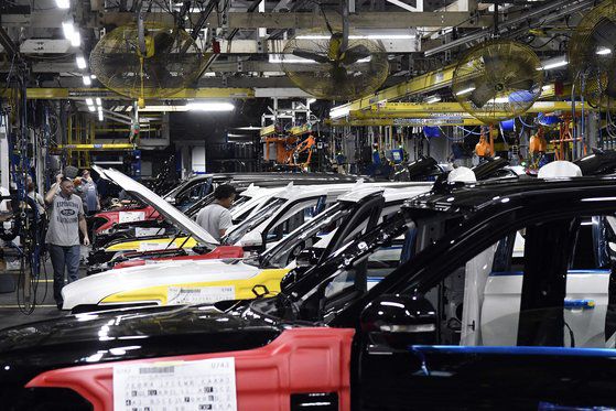 미국 켄터키주 루이빌의 포드 켄터키 트럭 공장에서 노동자들이 포드 트럭을 조립하고 있다. AP=연합뉴스