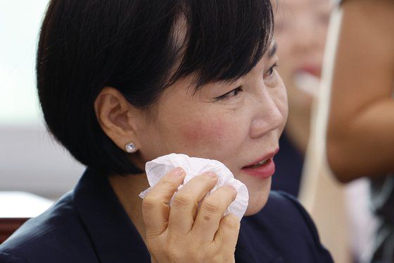 해병 순직 1주기인 19일 오전 서울 여의도 국회 법제사법위원회에서 열린 '윤석열 대통령 탄핵소추안 즉각 발의 요청에 관한 청원 관련 1차 청문회'에서 전현희 의원이 정청래 위원장과 국민의힘 항의 속 위원장실을 나서다 오른쪽 뺨에 부상을 입었다고 주장했다. 뉴스1