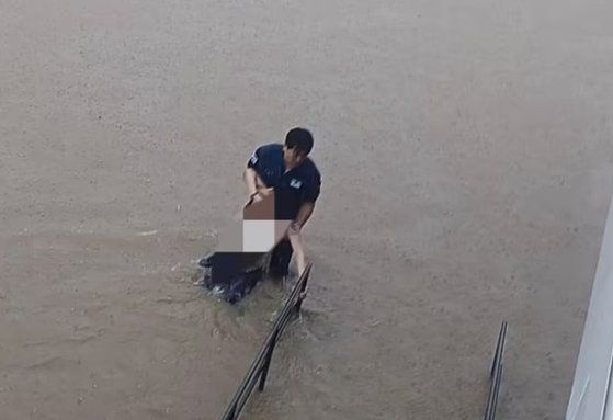 18일 오전 7시17분쯤 서울 중랑구 이화교 밑 중랑천변에서 경찰이 50대 여성 A 씨를 구조하고 있다. 사진 서울 중랑경찰서 중화지구대 제공