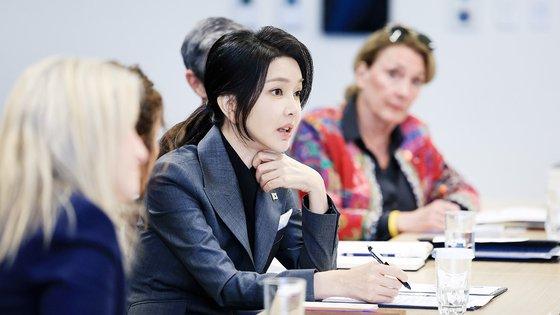 김건희 여사는 지난 20일 서울 종로구 소재 대통령경호처 부속청사에서 12시간 동안 비공개 검찰 조사를 받았다. 진은 지 난 11일(현지시간) 미국 워싱턴DC 민주주의진흥재단(NED)에서 진행된 북한인권간담회에서 참석한 모습. 김현동 기자