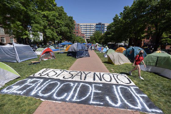 지난해 6월 미국 콜로라도주 콜로라도스프링스의 미 공군사관학교 졸업식에서 넘어진 조 바이든 대통령을 백악관 관계자와 공사 관계자들이 달려와 일으켜 세우고 있다. AP=연합뉴스