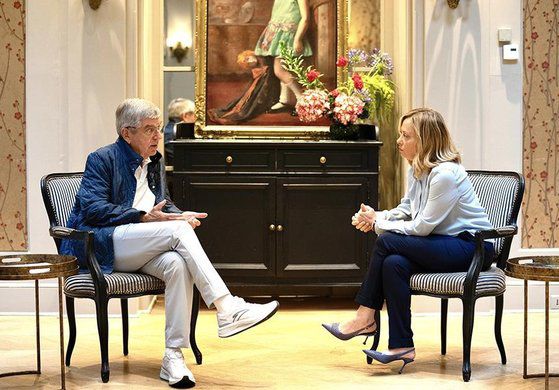 2일(현지시간) 파리에서 바흐 IOC 위원장 만난 멜로니 총리. 사진 이탈리아 총리실