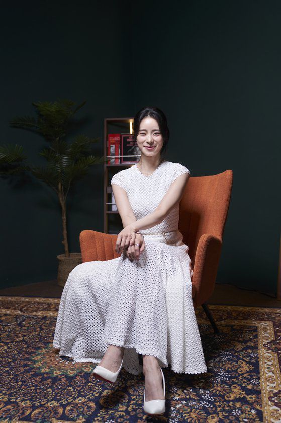 배우 전도연(왼쪽)과 임지연이 지난달 9일 오전 서울 강남구 메가박스 코엑스점에서 열린 영화 '리볼버' 제작보고회에서 포즈를 취하고 있다.연합뉴스