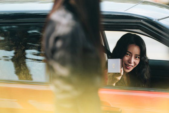 영화 '리볼버'로 1일 서울 삼청동 카페에서 만난 임지연은 윤선에 대해 "무채색 영화에서 유일하게 화려한 인물"이라며 "하수영과 반대되는 느낌의 쨍한 색을 많이 입는다거나 화려한 액세서리를 많이 착용한다거나 높은 하이힐에 색깔이 들어가 있는 긴 양말 등 독특한 아이템을 많이 쓰려고 노력했다”고 말했다. 사진 플러스엠 엔터테인먼트