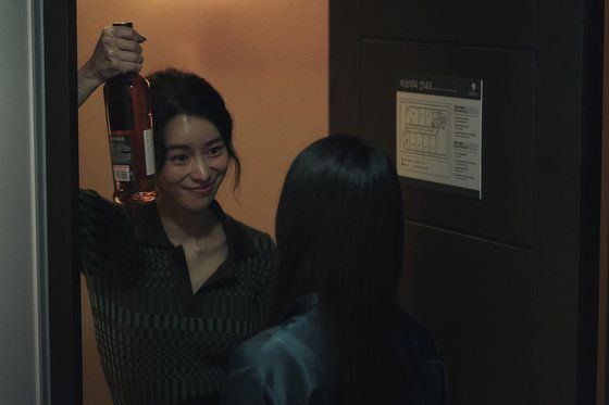 영화 '리볼버'(사진)는 '무뢰한'(2015)으로 칸영화제 '주목할만한시선'에 초청됐던 오승욱 감독이 배우 전도연에 영감을 얻어 다시 뭉친 작품으로, 임지연은 오 감독이 넷플릭스 오리지널 드라마 '더 글로리'에서 눈여겨보고 캐스팅했다. 사진 플러스엠 엔터테인먼트