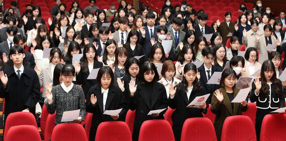 지난 2월 27일 오전 대구시교육청에서 열린 2024년도 신규임용 교사 임명장 수여식에서 3월 1일자로 임용되는 유아·초등·중등·특수·보건 등 교사 113명이 임무를 성실히 수행할 것을 다짐하며 선서하고 있다. 뉴스1