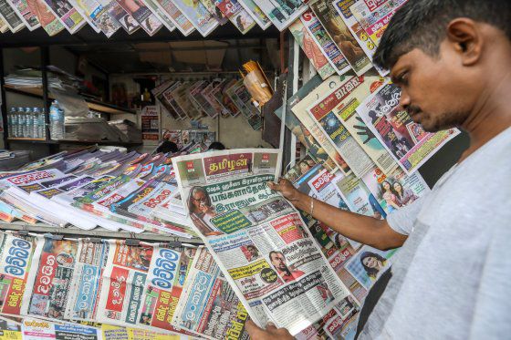 스리랑카 남성이 2024년 8월 6일 스리랑카 콜롬보에서 방글라데시 총리 사임 뉴스가 실린 신문을 읽고 있다. EPA=연합뉴스