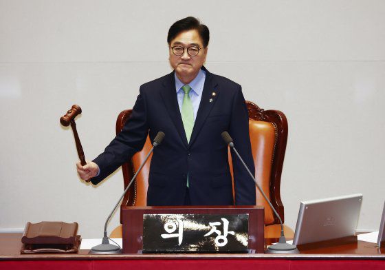 우원식 국회의장이 지난 1일 오후 서울 여의도 국회에서 열린 제416회국회(임시회) 제2차 본회의에서 의사봉을 두드리고 있다. 뉴스1