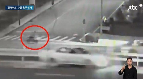슈가가 안장 위에 앉아 자동차 도로를 달리는 모습이 CCTV에 잡혔다. JTBC 방송화면 캡처