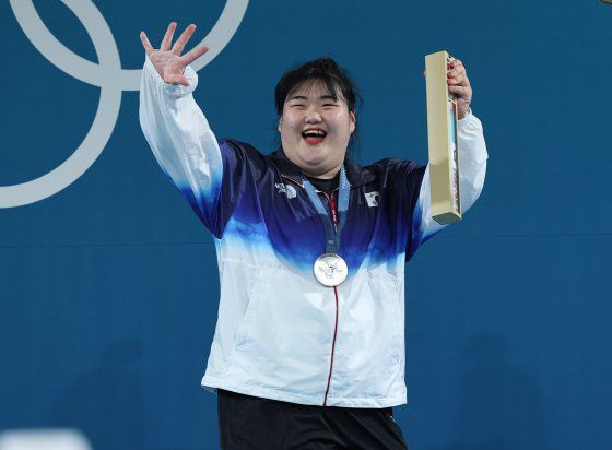 11일(현지시간) 프랑스 파리 사우스 파리 아레나에서 열린 2024 파리올림픽 역도 여자 81kg 이상급에서 은메달을 따낸 박혜정이 시상식에서 밝은 표정으로 손을 흔들고 있다. 연합뉴스