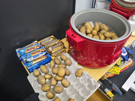 안산 선부중 역도부 운동선수들의 간식. 감자와 에너지바 등. 손성배 기자