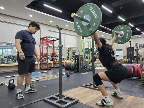 국가대표 여자 역도 선수 박혜정(21·고양시청)을 육성한 안산 선부중 역도부 조성현(50) 코치가 제2의 박혜정을 꿈꾸는 역도 유망주를 지도하고 있다. 손성배 기자