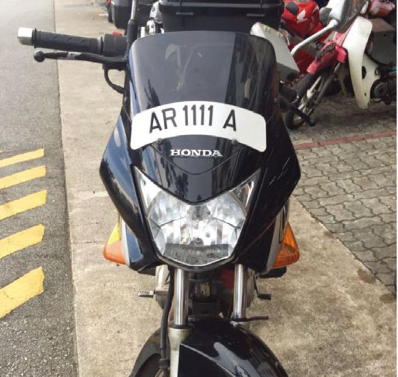 싱가포르에서 시행 중인 이륜차 전면번호판 모습. 자료 안전생활실천시민연합