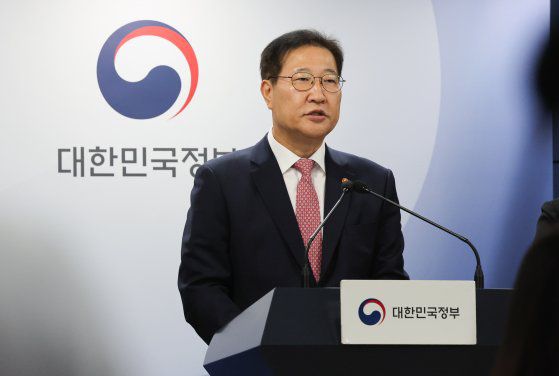 김경수 전 경남도지사가 14일 인천공항에서 출국 전 기자들의 질문에 답하고 있다. 영국에서 유학 중인 김 전 지사는 노무현 전 대통령 추도식 참석을 위해 잠시 귀국했다. 김 전 지사는 이번 광복절 특사로 복권된다. 연합뉴스