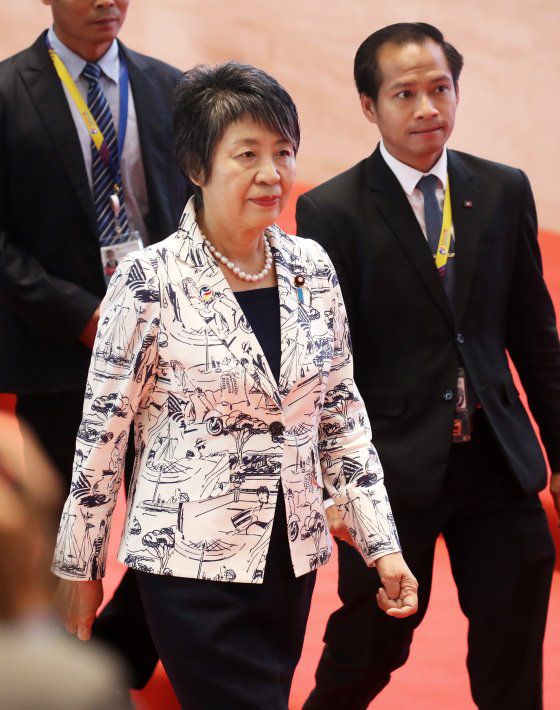 가미카와 요코 일본 외무상이 지난달 27일 라오스 비엔티안 내셔널컨벤션센터에서 열린 아세안+3 외교장관회의에 참석하기 위해 이동하고 있다. 뉴스1
