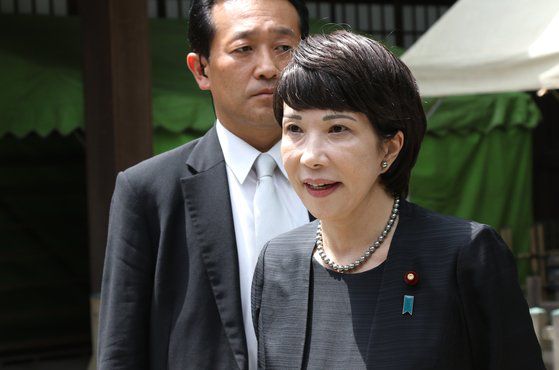 다카이치 사나에 일본 경제안보담당상(가운데)이 2023년 8월 15일 태평양전쟁 A급 전범이 합사된 도쿄 지요다구 야스쿠니신사를 참배한 뒤 기자들의 질문에 답하고 있다. 연합뉴스