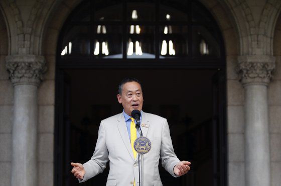 세타 타위신 총리가 14일 해임결정이 내려지자 기자회견을 열고 있다. EPA=연합뉴스