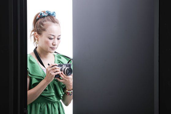 포토 저널리스트 정은진 씨. 서울 마포구 상암동 중앙일보 스튜디오에서 자신의 카메라를 바라보고 있다. 아프가니스탄 현장을 함께 누빈 필름 카메라다. 김경록 기자