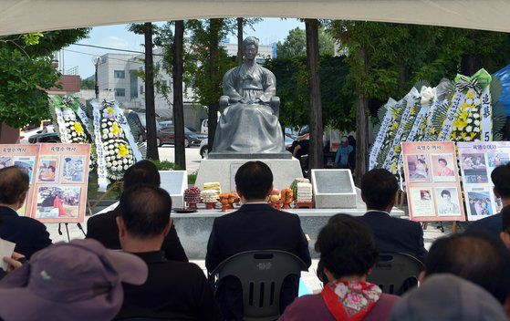 박정희 전 대통령의 부인이자 박근혜 전 대통령의 어머니인 고 육영수 여사 서거 50주기 추모제가 15일 고향인 충북 옥천군 여성회관 육 여사 동상 앞에서 열렸다. 이날 추모제에는 육씨 종친과 지역 단체장, 지지자, 주민 등 200여명이 참석했다. 추모제는 헌화와 분향에 이어 추모 시 낭송, 추모공연 순 등으로 진행됐다.프리랜서 김성태