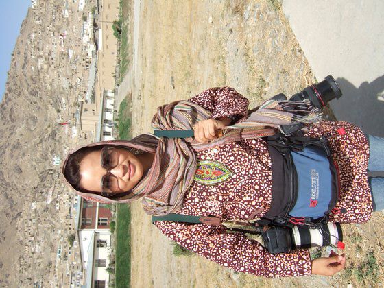 2006~2007년 아프가니스탄 카불 체류 당시 사진. 카메라를 주렁주렁 목에 걸고 다녔다. 당시엔 히잡만 써도 여성이 외출을 할 수 있었던 때였다. 본인 제공