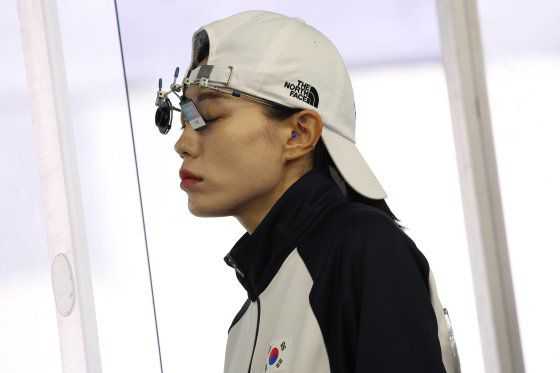 지난 2일(현지시간) 프랑스 샤토루 CNTS 사격장에서 열린 2024파리올림픽 사격 여자 25m 권총 완사 예선에서 김예지가 집중력을 높이기 위해 눈을 감고 있다. 올림픽사진공동취재단