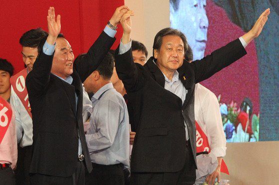 2014년 7월 14일 서울 잠실 실내체육관에서 열린 새누리당 전당대회에서 김무성 의원(오른쪽)이 대표로 선출됐다. 왼쪽은 서청원 의원. 중앙포토