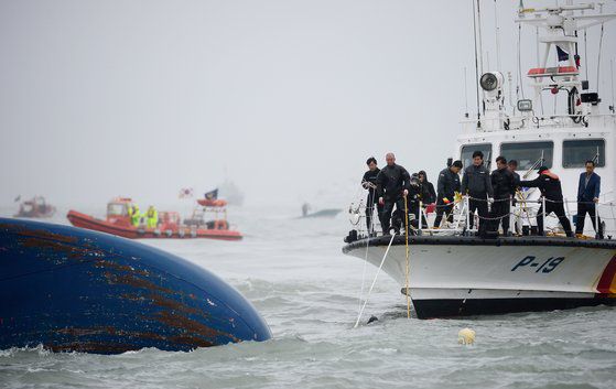세월호 침몰사고 사흘째던 2014년 4월 18일 사고 해역에서 해경과 해군 등이 선체에 공기를 주입하는 작업을 하고 있다. 중앙포토