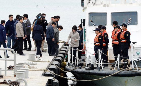 2014년 5월 4일 박근혜 대통령은 세월호 참사 발생 뒤 두 번째로 전남 진도 팽목항을 방문해 구조·수색 작업을 점검했다. 중앙포토