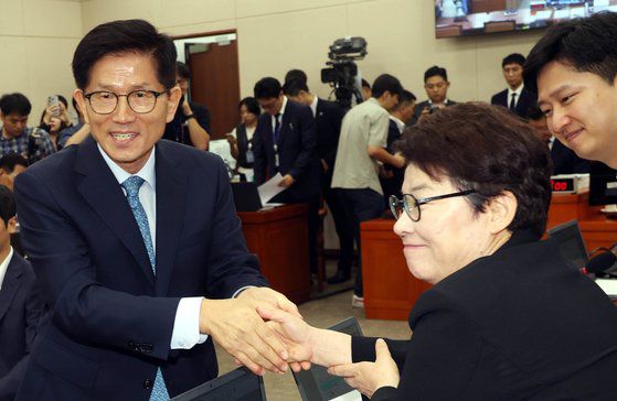 김문수 고용노동부 장관 후보자가 26일 오전 서울 여의도 국회 환경노동위원회에서 열린 인사청문회에 출석해 선서하고 있다. 뉴스1