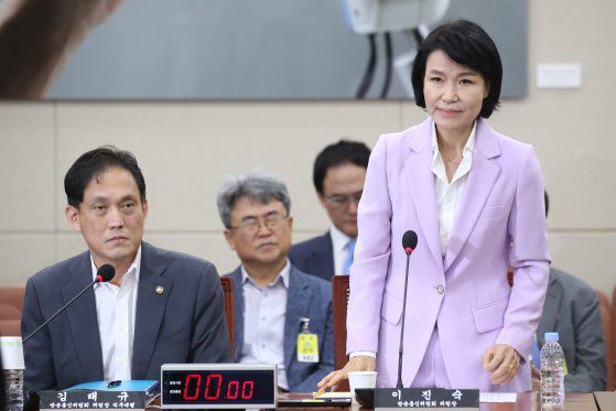 최민희 과학기술정보방송통신위원장이 7일 오전 서울 여의도 국회에서 열린 과학기술정보방송통신위원회 전체회의에서 불법적 방문진 이사 선임 등 방송장악 관련 2차 청문회 실시계획서 등에 대한 가결을 알리며 의사봉을 두드리고 있다. 뉴스1