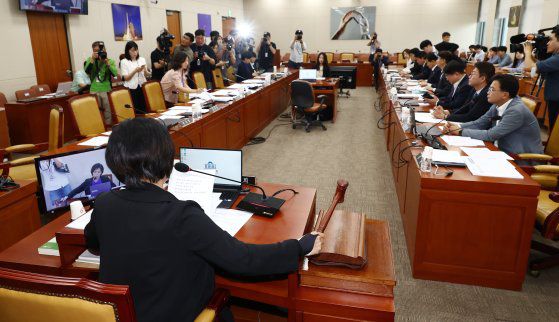 이진숙 방송통신위원장이 14일 오후 서울 여의도 국회에서 열린 과학기술정보방송통신위원회 전체회의 에 참석해 의원 질의에 답하고 있다. 전민규 기자