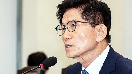 김문수 고용노동부 장관 후보자가 26일 서울 여의도 국회에서 열린 제2차 환경노동위원회 국무위원 후보자 인사청문회에서 임이자 국민의힘 의원과 악수하고 있다.뉴시스