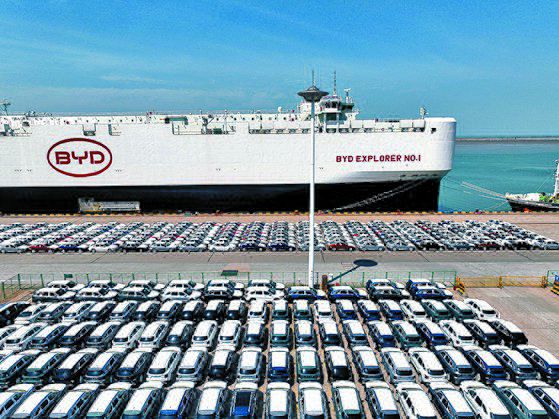지난 4월 25일(현지시간) 중국 장쑤성 롄윈강 항구에서 차량운반선 ‘BYD 익스플로러 1호’ 선적 전 드론으로 본 비야디(BYD) 전기자동차(EV) 모습. 연합뉴스