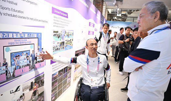 28일(현지시간) 프랑스 파리 마레지구에 위치한 파라 팀 코리아 하우스 개관식을 방문한 유인촌 문화체육관광부 장관과 설명하고 있는 대한장애인체육회 정진완 회장. 사진 대한장애인체육회