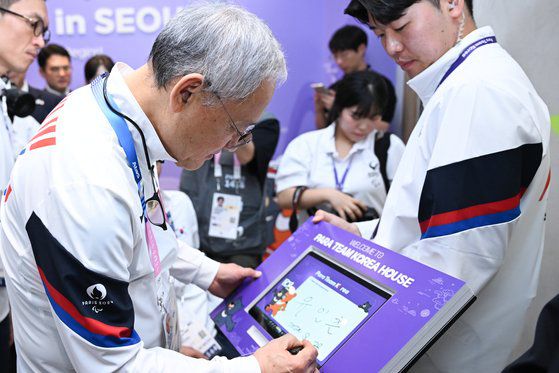 28일(현지시간) 프랑스 파리 마레지구에 위치한 파라 팀 코리아 하우스 개관식을 방문한 유인촌 문화체육관광부 장관. 사진 대한장애인체육회