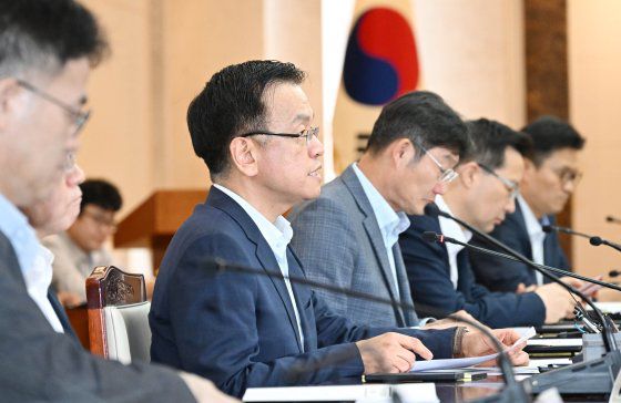 지난 18일 최상목 경제부총리 겸 기획재정부 장관이 서울 종로구 정부서울청사에서 열린 '소상공인 자영업자 종합대책 전달체계 점검회의'에서 발언하고 있다. 정부는 내년부터 소상공인에 배달료 지원을 추진한다. 사진 기획재정부 제공