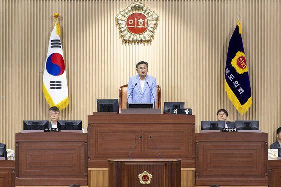 지난 27일 열린 경북도의회 제349회 임시회 제1차 본회의에서 박성만 의장(가운데)가 본회의를 주재하고 있다. 사진 경북도의회