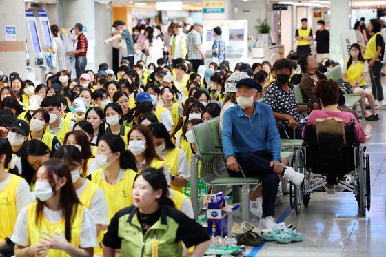 전국보건의료산업노동조합 광주·전남본부 조선대병원 지부의 총파업 이틀째인 30일 오전 광주 동구 조선대병원 로비에서 환자들이 조합원들을 바라보고 있다. 연합뉴스