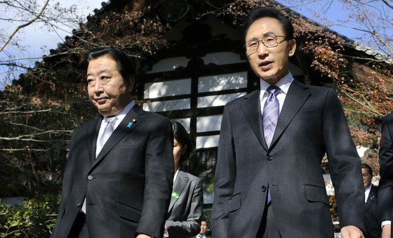 2011년 12월 이명박 대통령과 노다 요시히코 일본 총리가 정상회담을 마친 후 료안지(龍安寺) 경내를 둘러보고 있다. 두 정상은 당초 20분간 산책을 할 예정이었으나 당시 위안부 문제를 놓고 두 정상의 의견이 충돌하면서 이 대통령은 10여 분 만에 일정을 마쳤다.교토 AP=연합뉴스