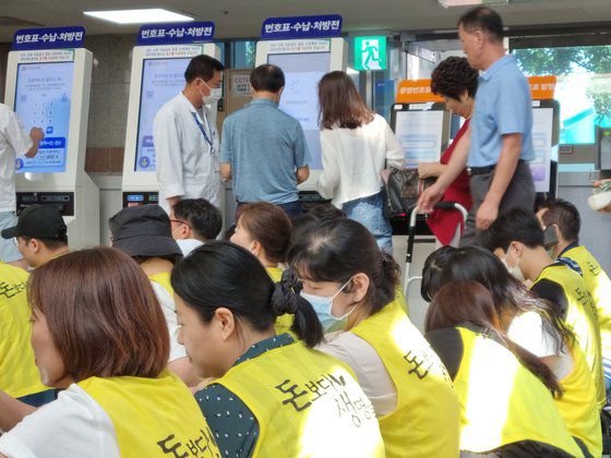 전국보건의료산업노동조합 광주·전남본부 조선대병원 지부의 총파업 이틀째인 30일 오전 광주 동구 조선대병원 로비에서 조합원들이 농성하고 있는 가운데 보호자들이 진료 신청 등을 하고 있다. 황희규 기자