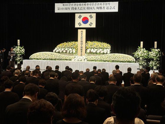 1일 일본 도쿄 주일한국문화원에서 열린 제101주년 관동대진재 한국인 추념식에서 참석자들이 일제히 묵념을 하고 있다. 김현예 특파원
