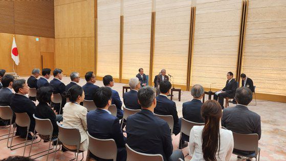 기시다 일본 총리는 지난달 30일 도쿄 총리 관저에서 제32회 한일 포럼에 참석한 양국 관계자들에게 내년 국교정상화 60주년을 맞아 보다 활발한 한일 간 협력과 상호 이해를 기대한다고 말했다. 일본 총리관저