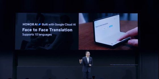 중국 스마트폰기업 아너가 5일 프레스컨퍼런스를 열고 매직 V3를 발표했다. 베를린=박해리 기자